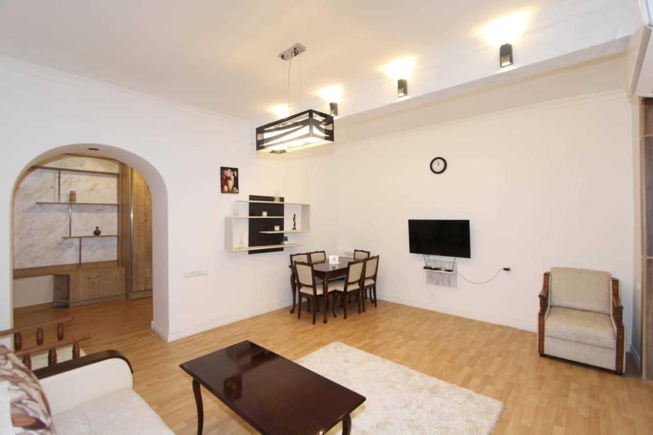 Sunny Apartment In The Center 예레반 외부 사진