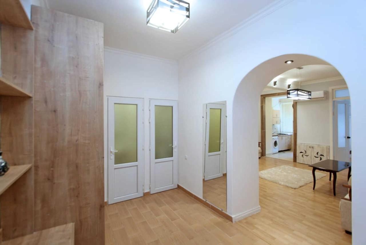 Sunny Apartment In The Center 예레반 외부 사진
